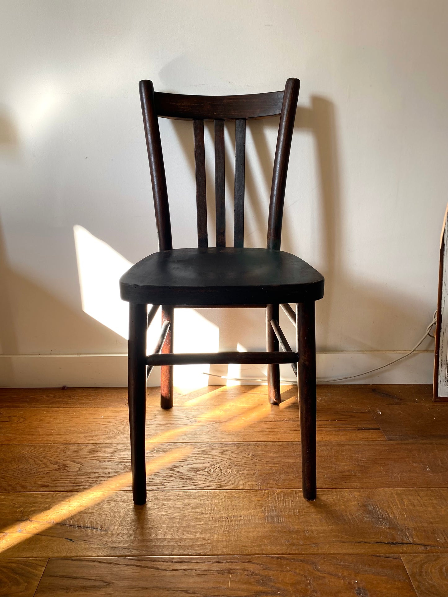 Chaises de bistrot anciennes dépareillées