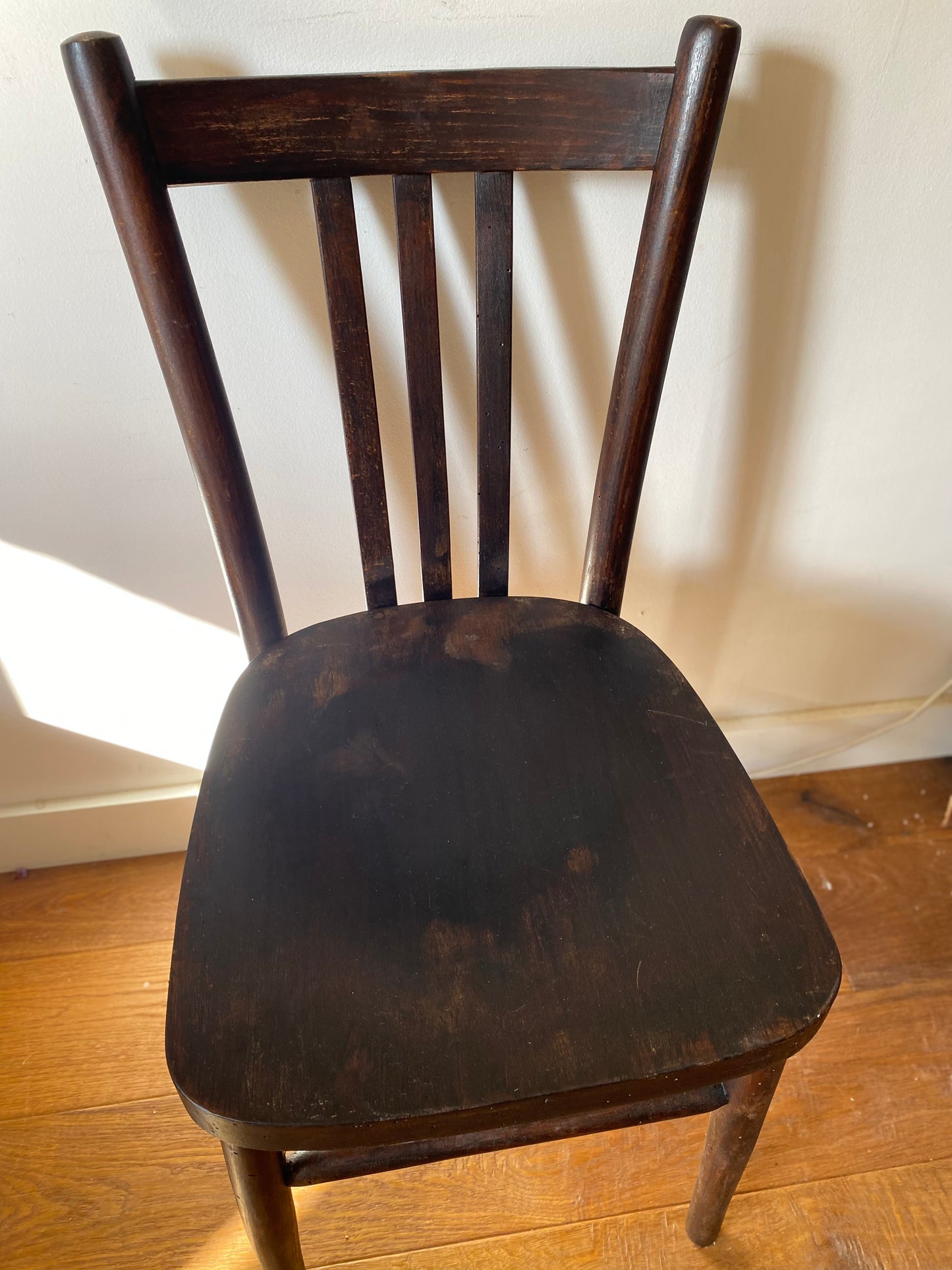 Chaises de bistrot anciennes dépareillées