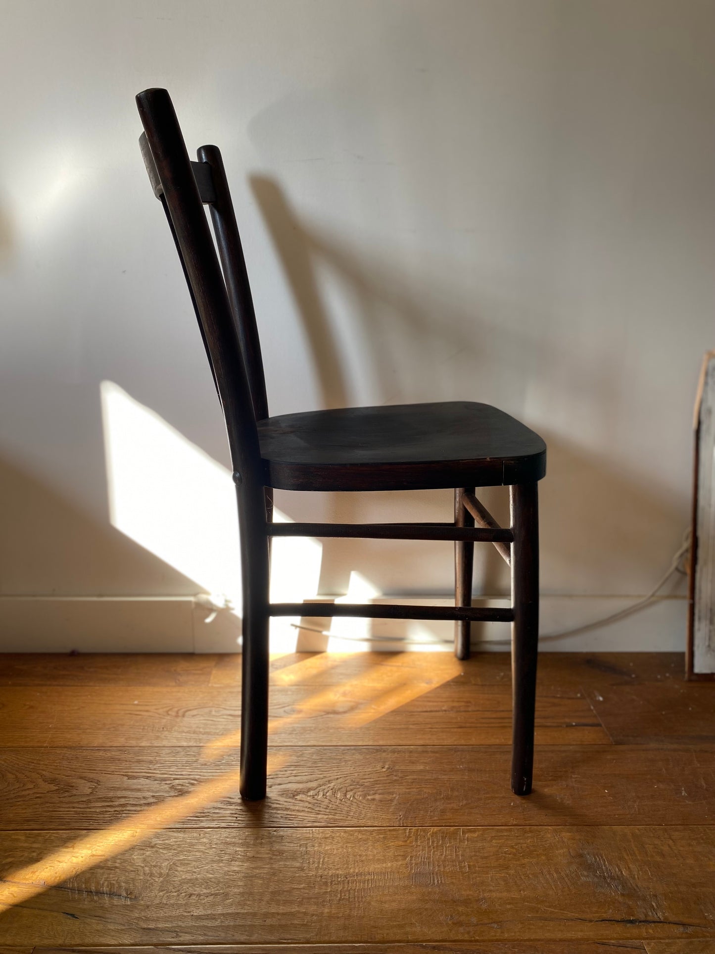 Chaises de bistrot anciennes dépareillées