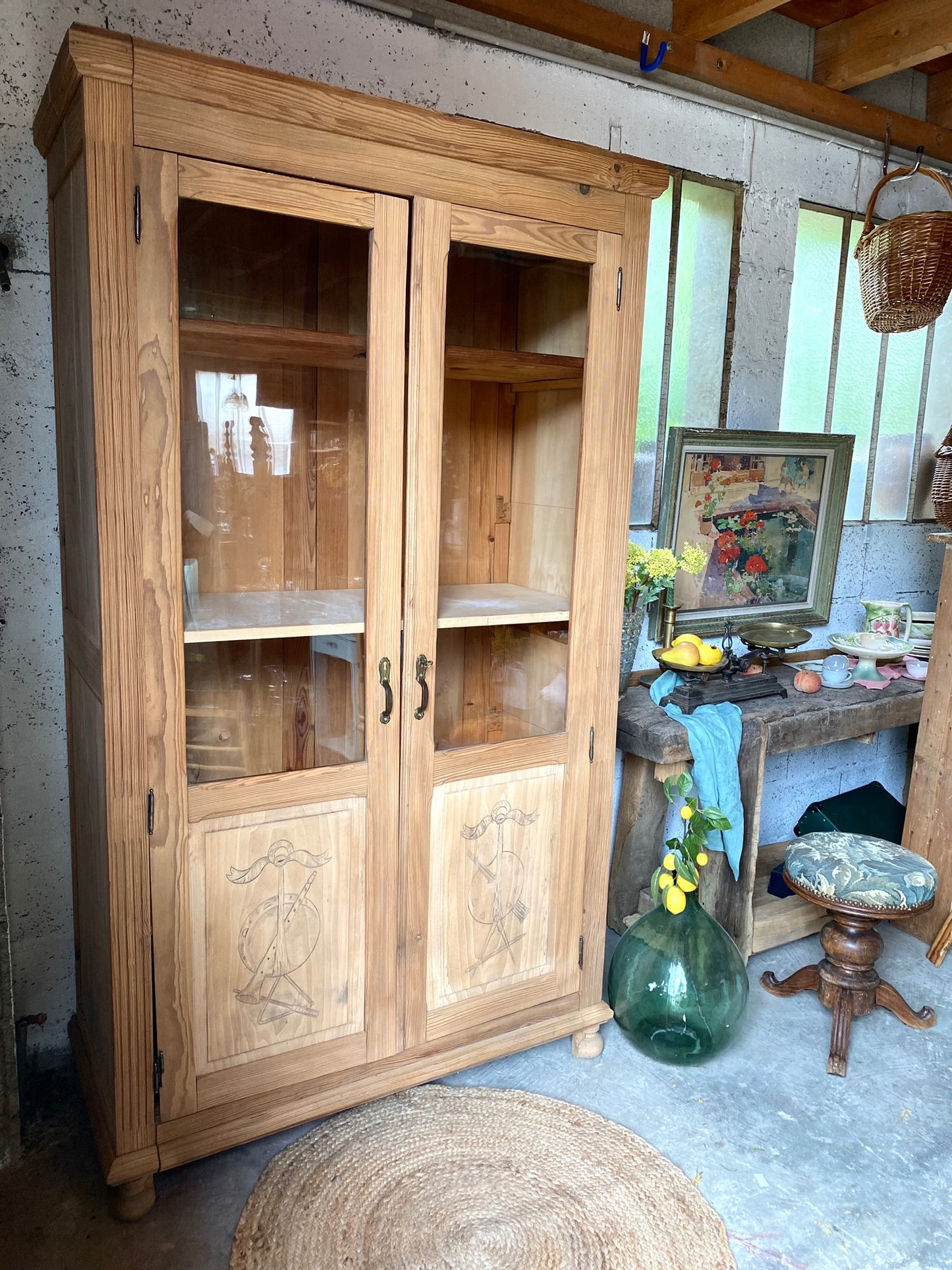 Vaisselier ou armoire vitrine en bois massif rénové brut