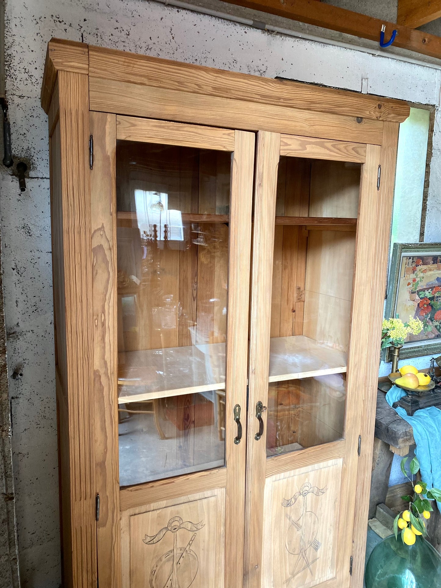 Vaisselier ou armoire vitrine en bois massif rénové brut