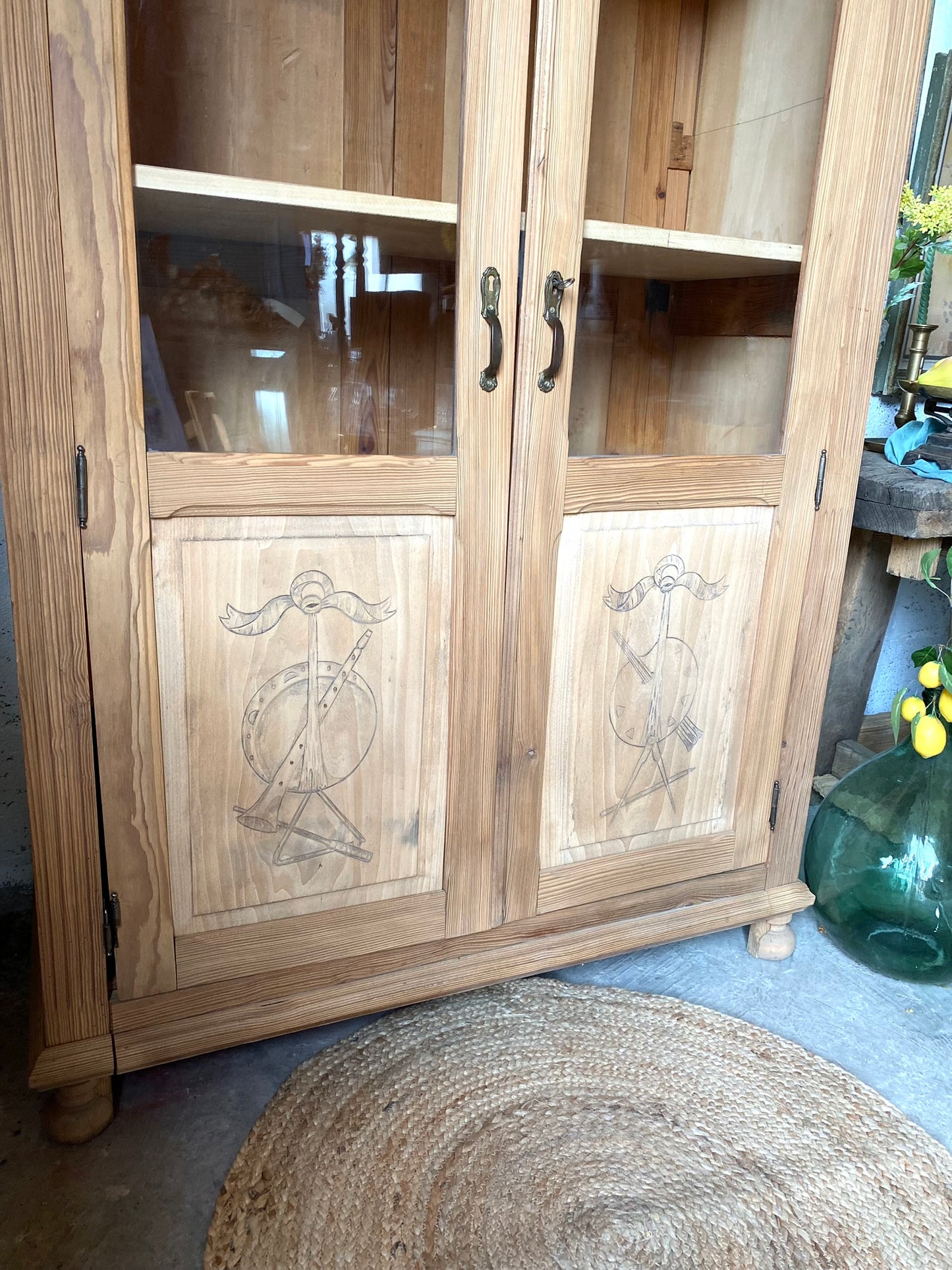 Vaisselier ou armoire vitrine en bois massif rénové brut