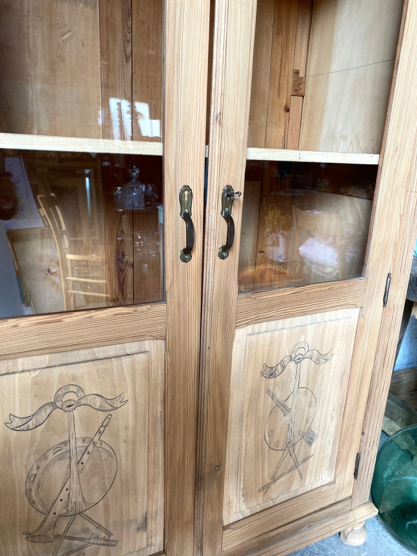 Vaisselier ou armoire vitrine en bois massif rénové brut