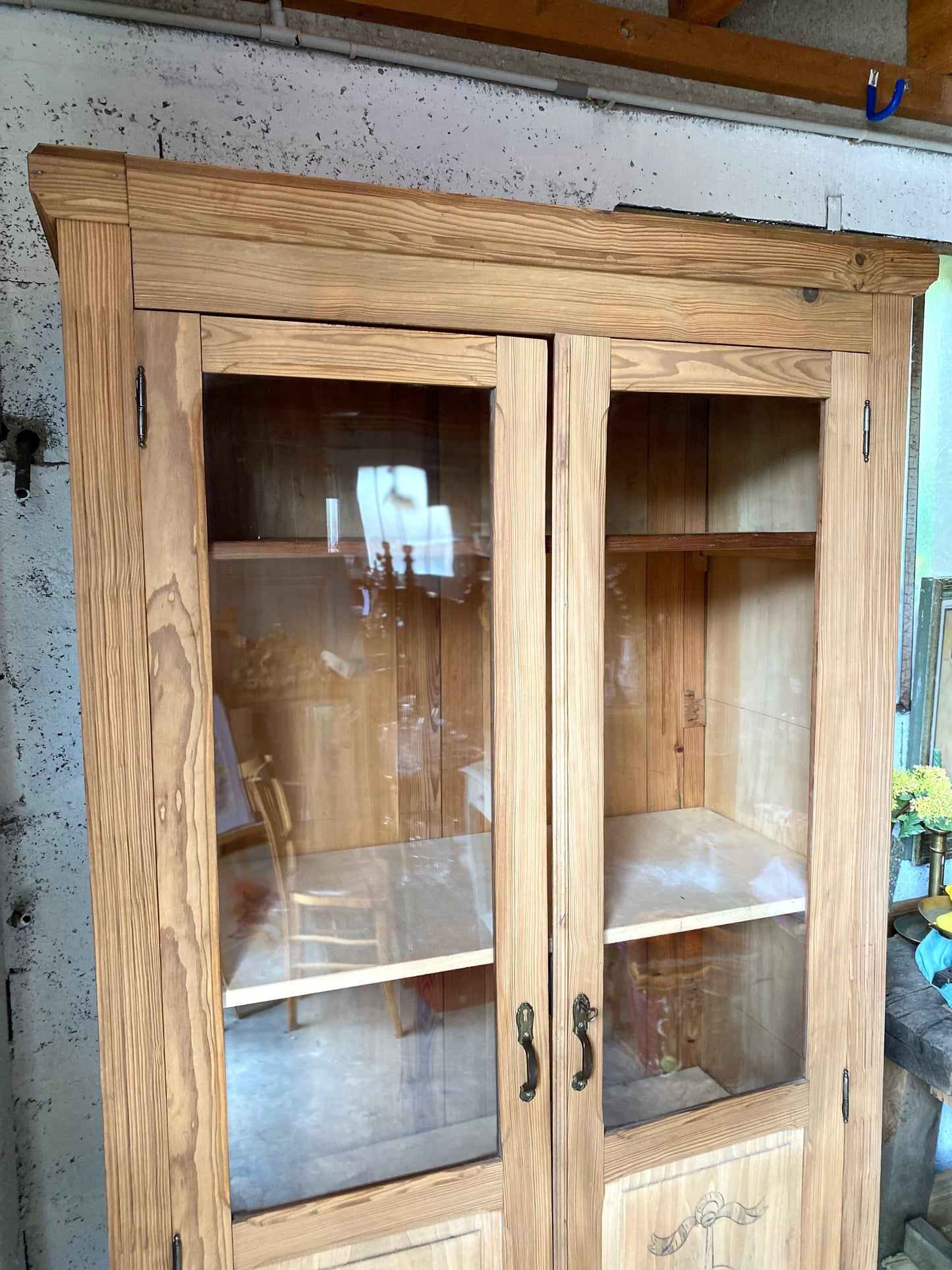 Vaisselier ou armoire vitrine en bois massif rénové brut