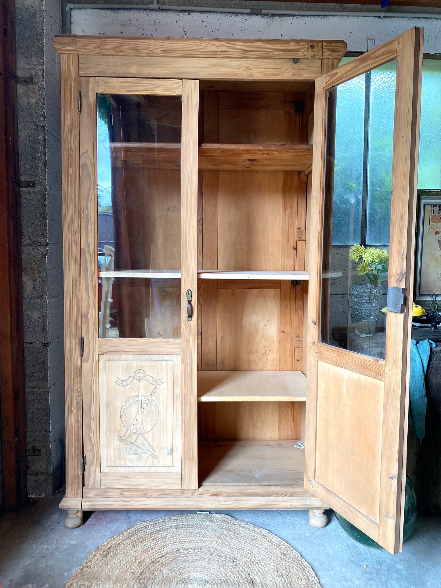 Vaisselier ou armoire vitrine en bois massif rénové brut