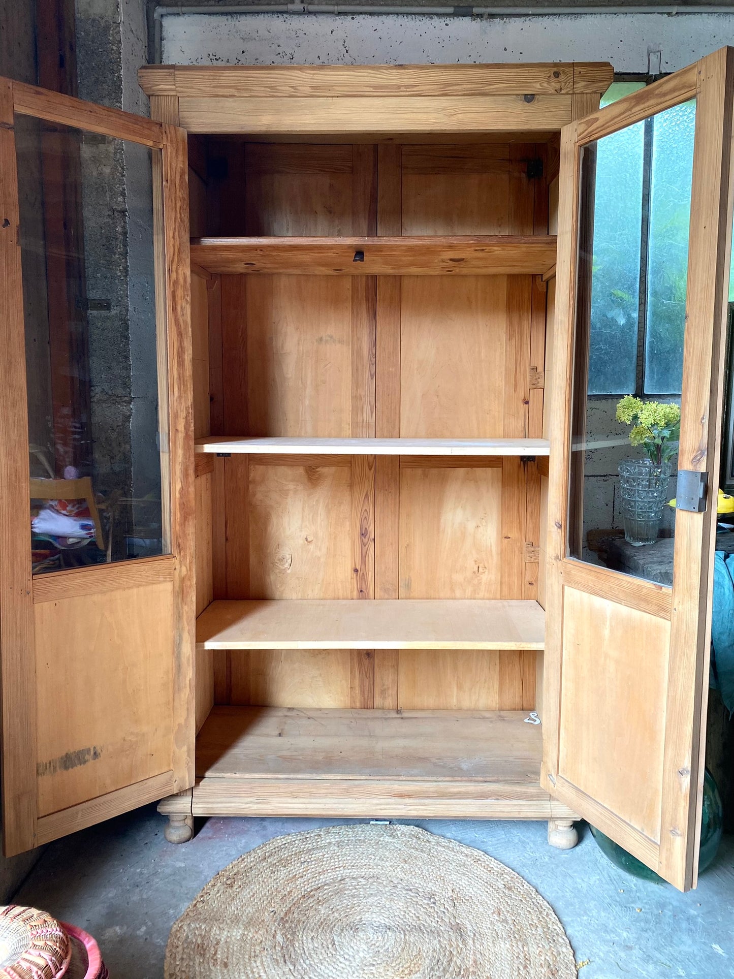 Vaisselier ou armoire vitrine en bois massif rénové brut