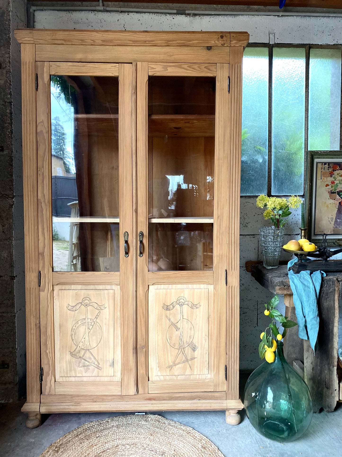 Vaisselier ou armoire vitrine en bois massif rénové brut