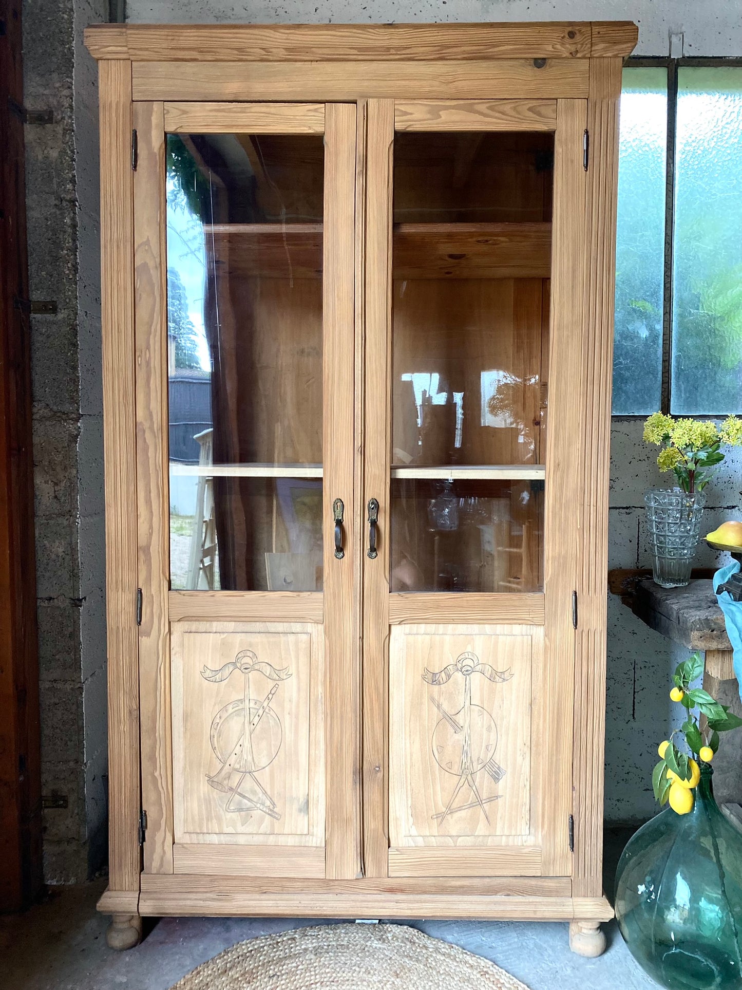 Vaisselier ou armoire vitrine en bois massif rénové brut