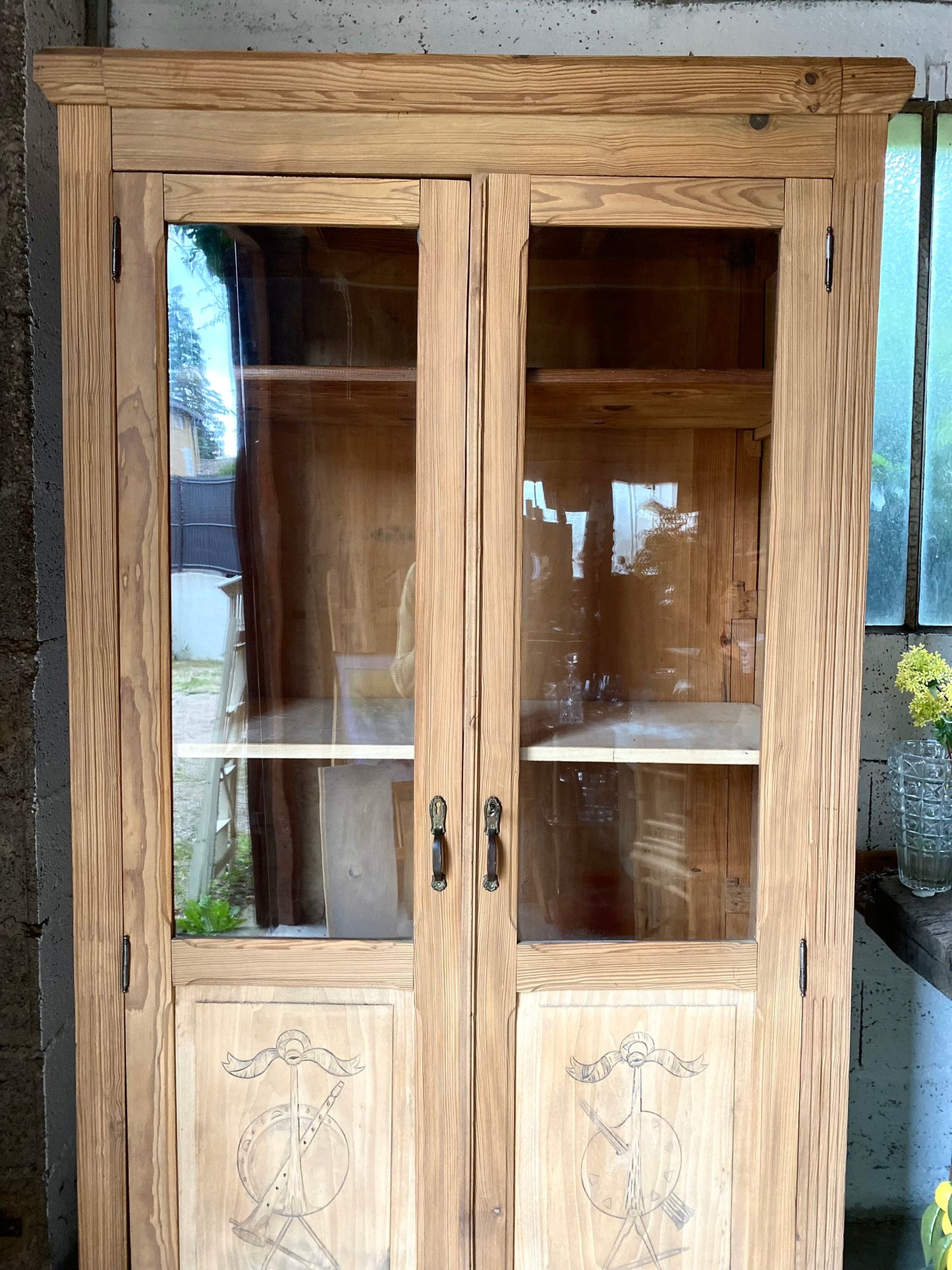 Vaisselier ou armoire vitrine en bois massif rénové brut