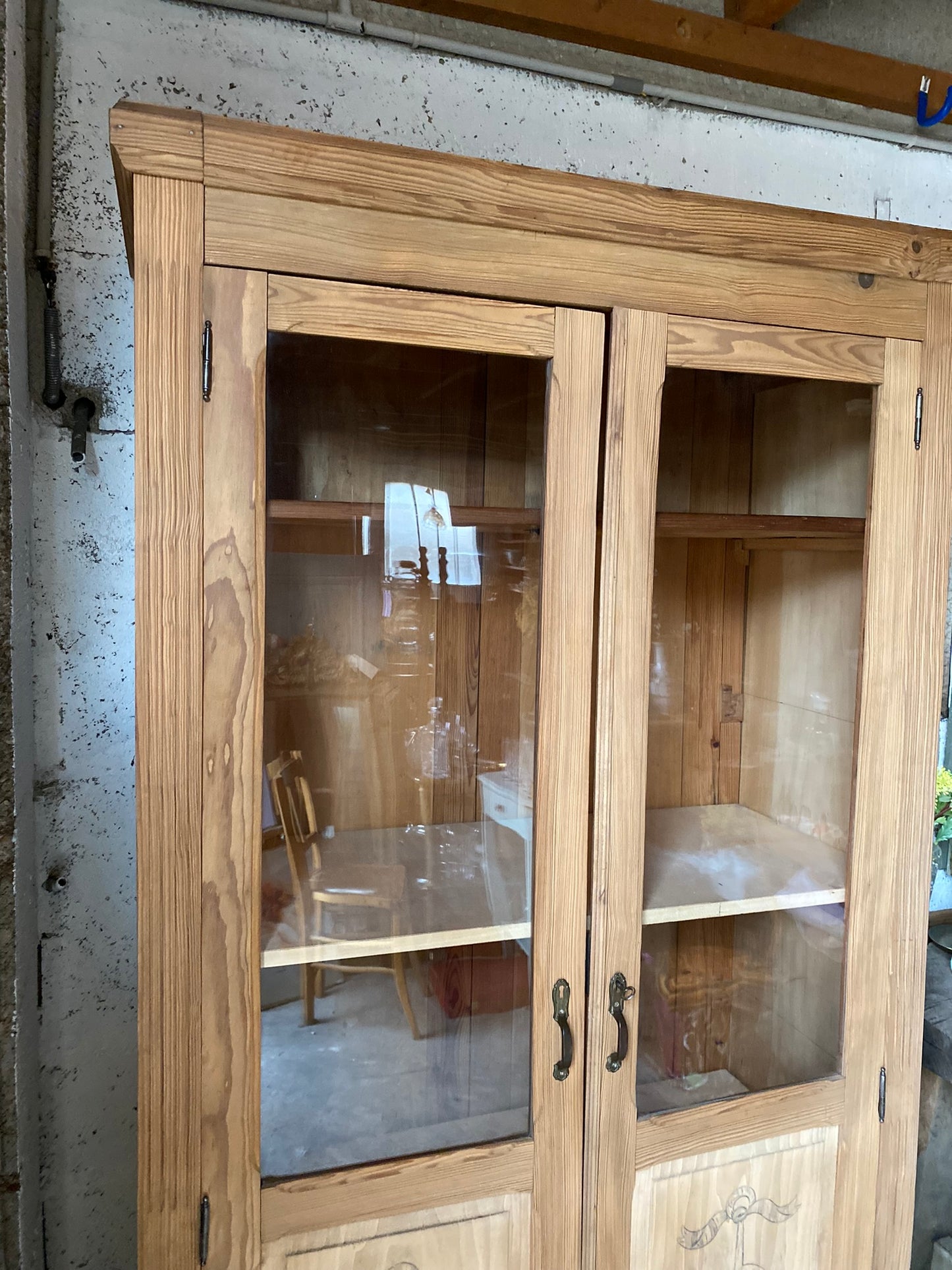 Vaisselier ou armoire vitrine en bois massif rénové brut