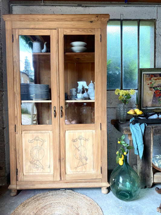Vaisselier ou armoire vitrine en bois massif rénové brut