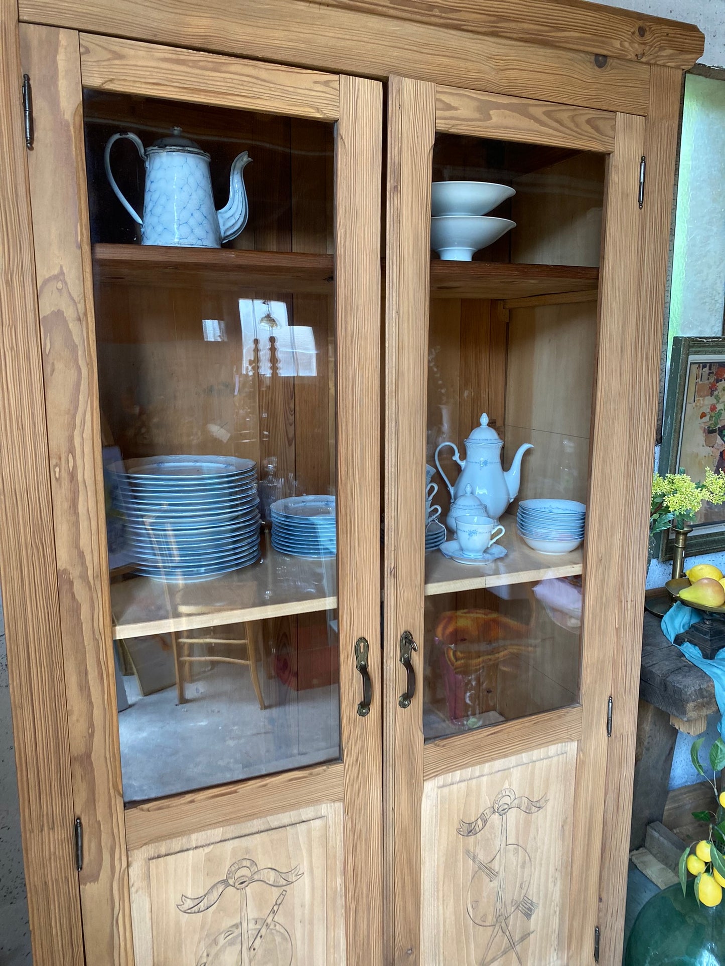 Vaisselier ou armoire vitrine en bois massif rénové brut