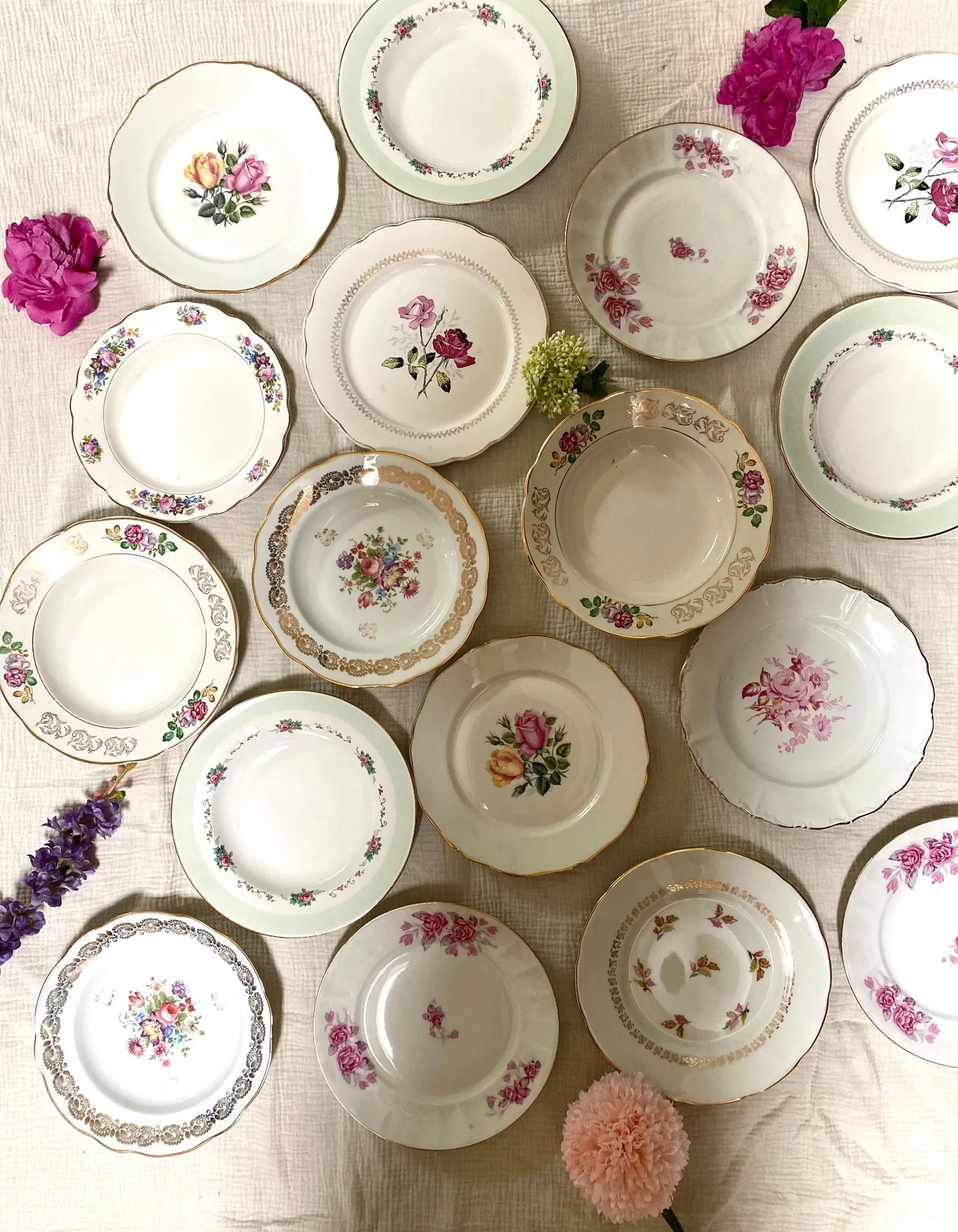 Assiette plate en porcelaine ancienne à décor floral