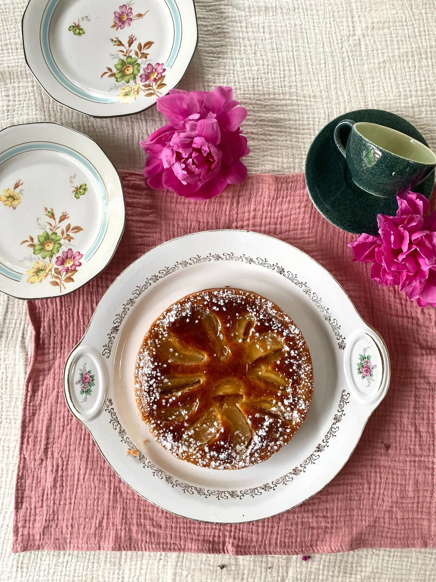 Plat à tarte en faïence ancienne à décor floral