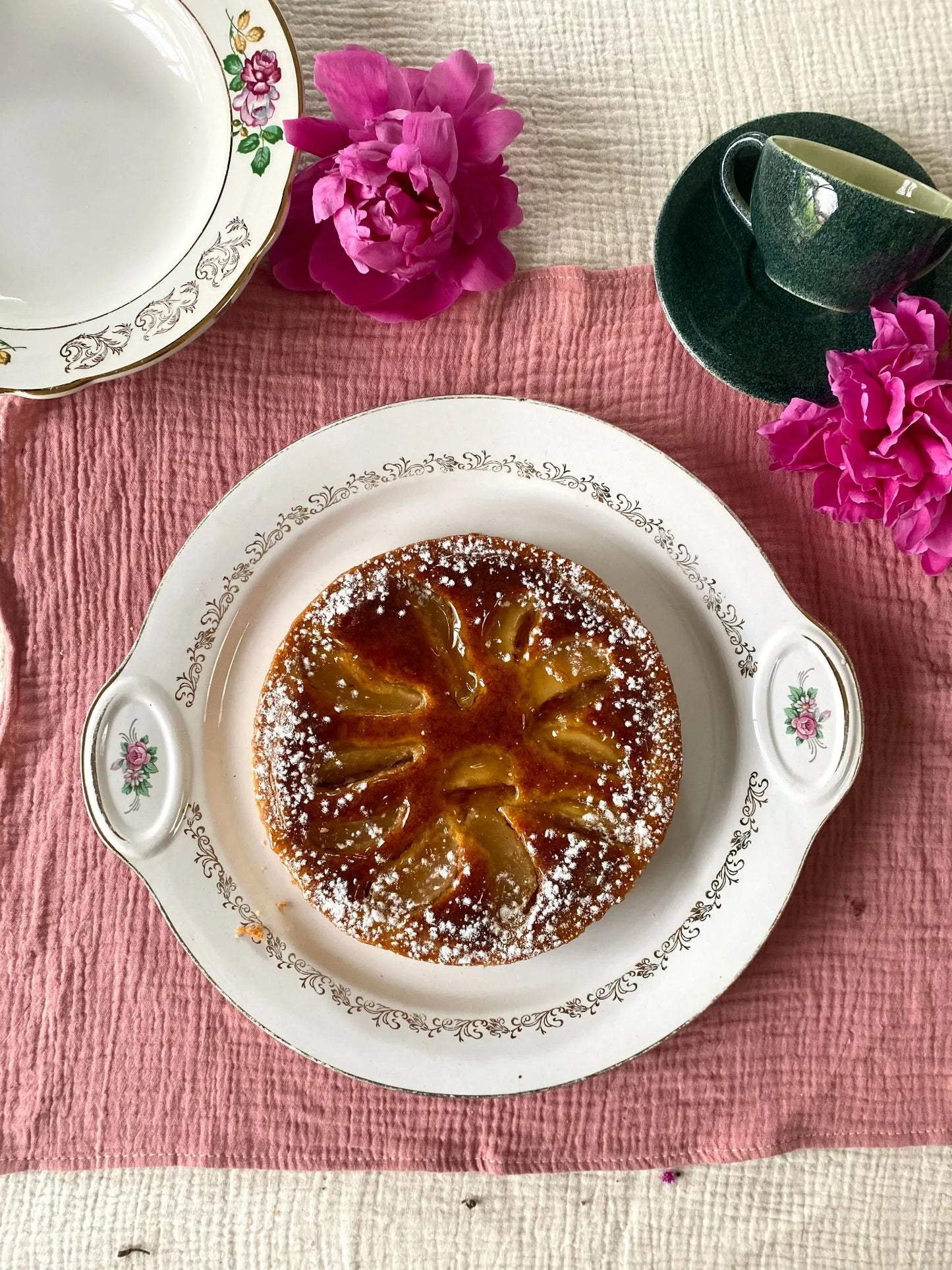 Plat à tarte en faïence ancienne à décor floral