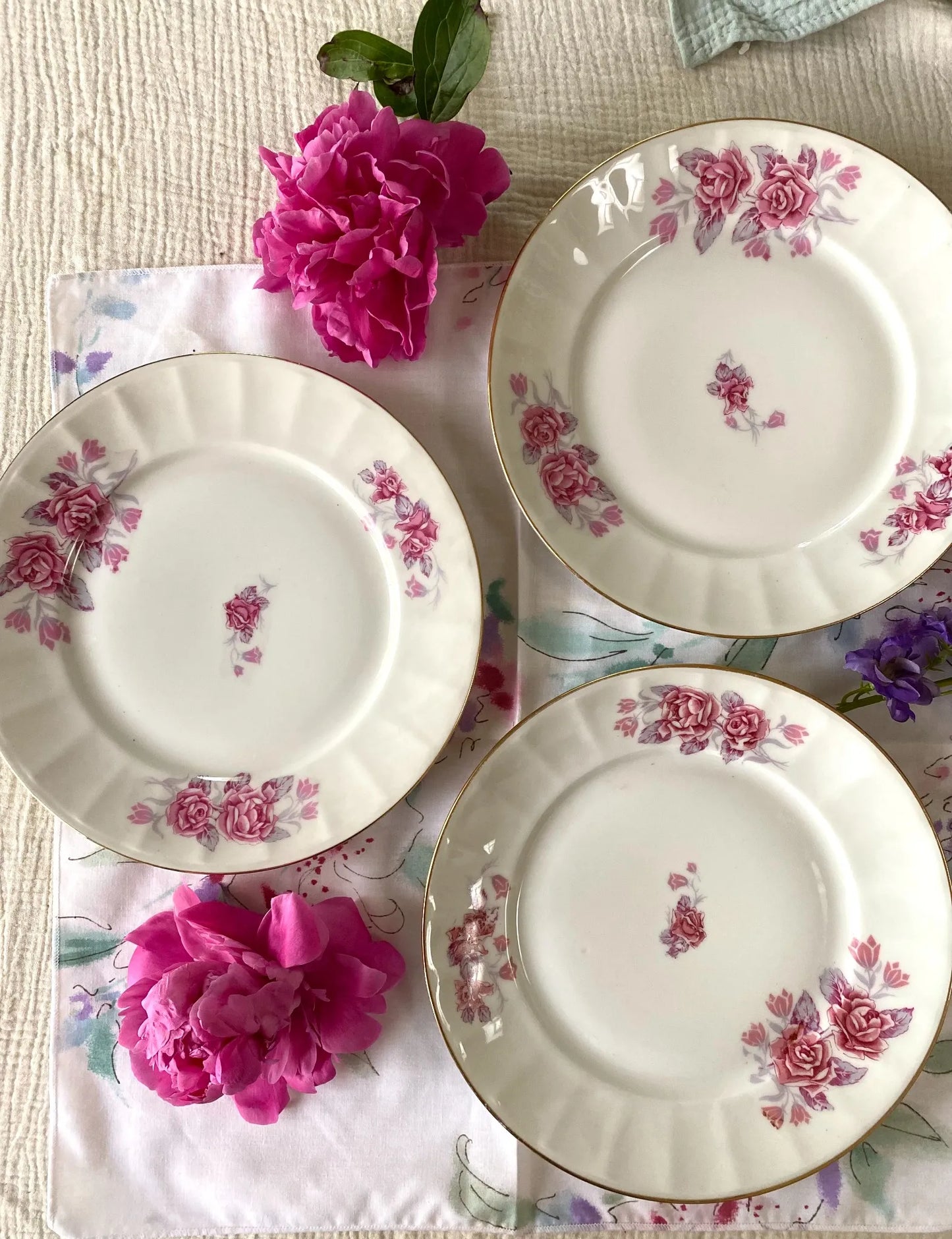 Assiette plate en porcelaine ancienne à décor floral
