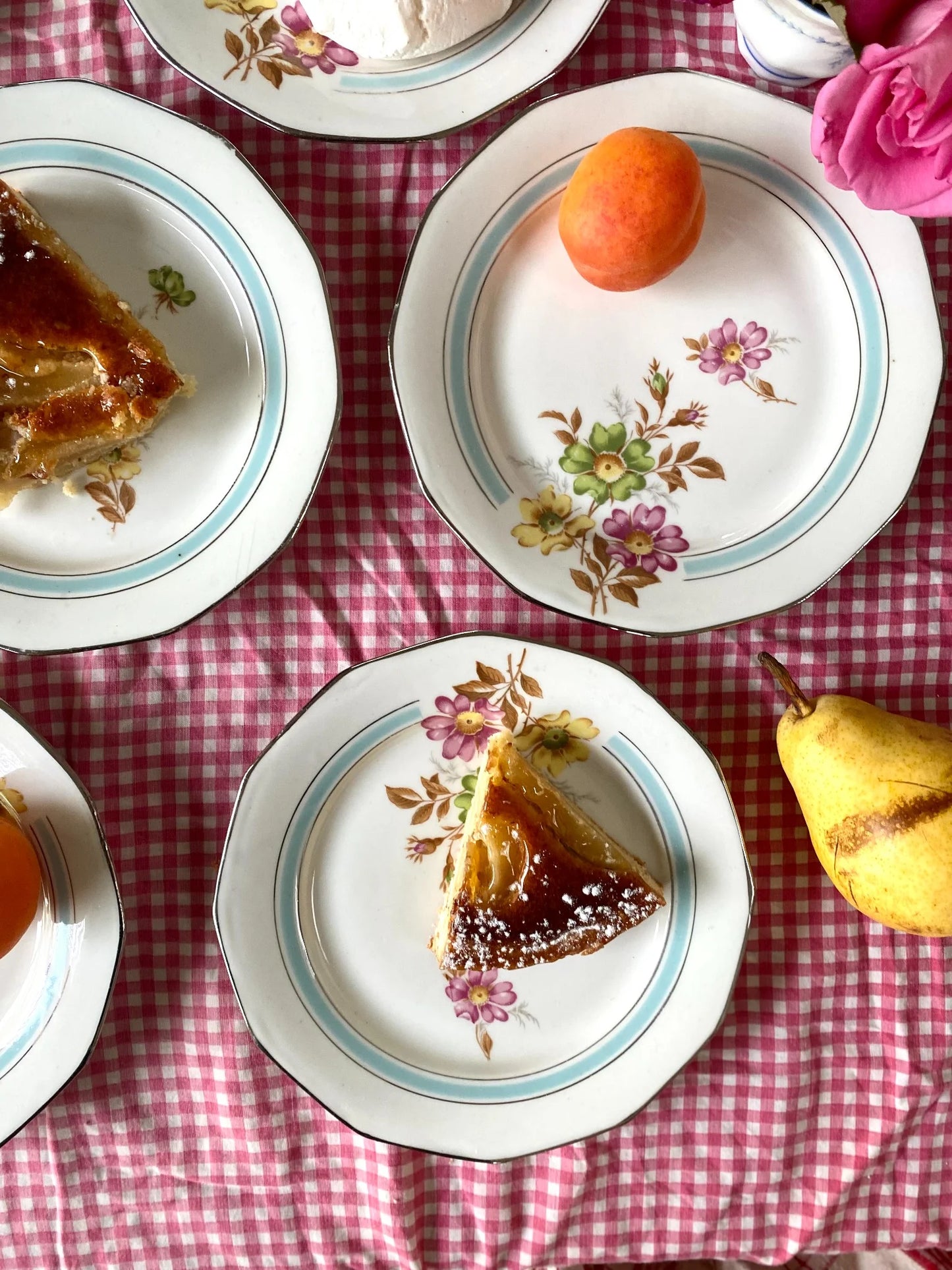 6 assiettes à dessert en porcelaine ancienne