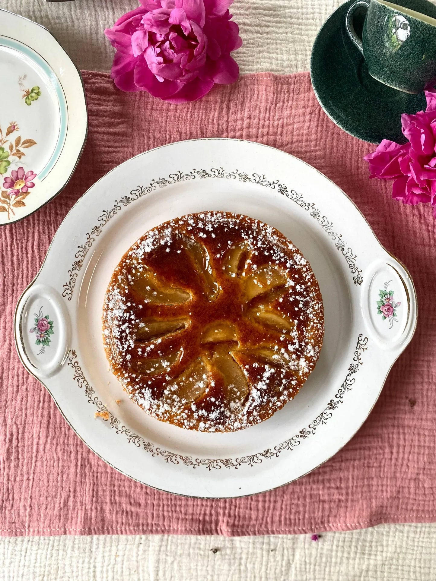 Plat à tarte en faïence ancienne à décor floral